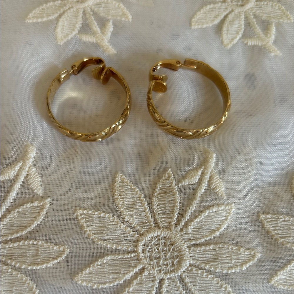 LH Segal California Elegant Gold Hoop Earrings clip